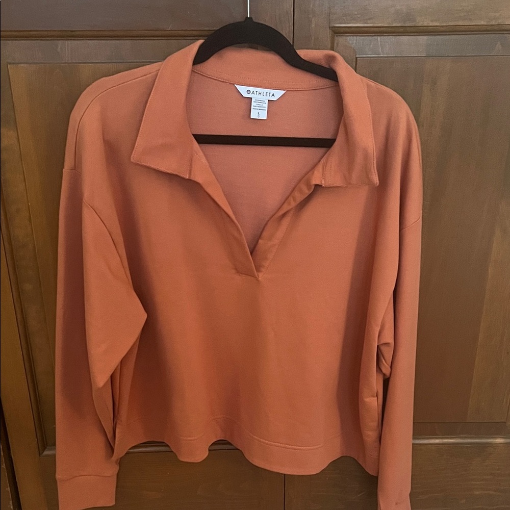 Athleta pull over with long sleeves, V-neck and collar